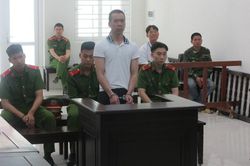 Lời cầu xin của bé gái 12 tuổi cho người cha tội lỗi