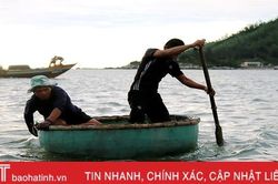 'Kỹ nghệ' chèo thuyền thúng của ngư dân Hà Tĩnh