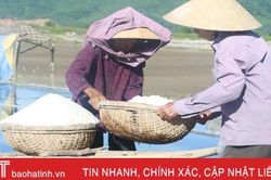 Những người 'đón nắng' trên đồng muối Hà Tĩnh