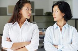 Nghe thầy bói phán con dâu gây họa cả nhà, mẹ chồng cay nghiệt đuổi thẳng về nhà ngoại