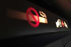 Lí do nhiều máy bay vẫn có gạt tàn mặc dù cấm hành khách hút thuốc