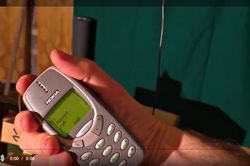 Sạc Nokia bằng dòng điện 1 triệu volt, điều gì sẽ xảy ra?