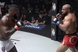 Clip: Võ sĩ MMA bay người lên gối dũng mãnh, hạ knock-out đối thủ