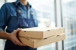 Mất ngủ vì được giao pizza đến nhà suốt 9 năm liền, có ngày được giao hẳn 14 bánh