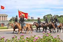 Thích thú hình ảnh Cảnh sát cơ động kỵ binh diễu hành tại Hà Nội