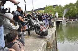 Người biểu tình ném xuống biển tượng trùm buôn nô lệ thế kỷ 17