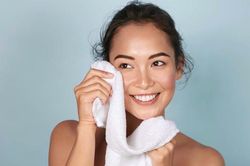 Hàng ngày rửa mặt bằng khăn có hại nhiều hơn bạn tưởng