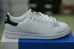 Thu giữ lô giày Stan Smith nhái giá 150.000 đồng/đôi