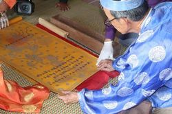 Truyền giữ tư liệu cổ bằng phương pháp số hóa tại Đà Nẵng: Nếu không có chuyến khảo sát, nhiều sắc phong cổ sẽ ra đi