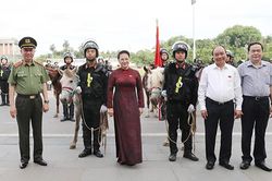 Thủ tướng Nguyễn Xuân Phúc và Chủ tịch Quốc hội Nguyễn Thị Kim Ngân dự buổi ra mắt lực lượng Cảnh sát cơ động kỵ binh
