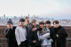 Dân tình cười xỉu trước màn tung mũ trúng mặt của RM BTS