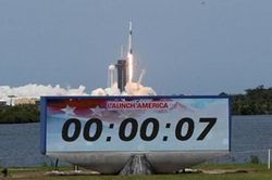 SpaceX phá vỡ thế độc tôn du hành vũ trụ của Nga