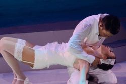 Vũ công của Lưu Đức Hoa là ai mà các nghệ sĩ khác trả thêm tiền cũng không mời được