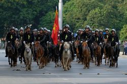 Đoàn cảnh sát cơ động kị binh diễu hành trên đường Độc Lập