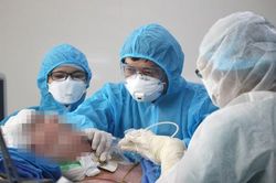 Phi công người Anh bắt đầu ăn qua đường tiêu hóa, phổi đã hồi phục 60%