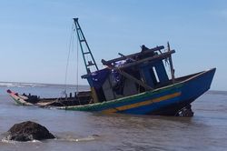 Tàu cá bị đá ngầm đâm thủng, ngư dân mất trắng hàng trăm triệu đồng
