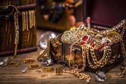 Phát hiện hòm chứa kho báu triệu đô ẩn giấu trong núi