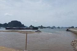 Phun cát đen làm bãi tắm đục ngầu một góc vịnh Hạ Long
