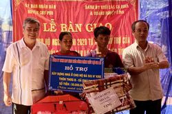 Bàn giao 7 nhà tình thương cho hộ nghèo