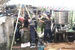 Trục vớt thi thể 2 cha con dưới giếng