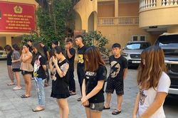 14 'quái xế' phóng xe bạt mạng, tông trúng người dừng đèn đỏ trên phố Thủ đô