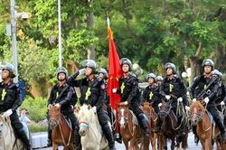 Đoàn kỵ binh cảnh sát cơ động diễu hành trước quảng trường Ba Đình
