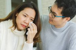 Đang chuẩn bị ngủ, chồng bỗng ôm tôi và nói: 'Anh có 1 tỷ 8', anh tưởng tôi sẽ vui nhưng thực tế tôi đã hất tay anh ra và khóc nức nở