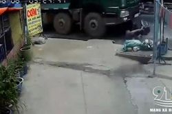 Đang trên đường đi dạy, nữ giáo viên bị xe ben đâm từ phía sau, cuốn vào gầm, kéo lê 100m tử vong