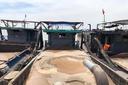 Bắt liên tiếp 3 tàu 'khủng long' đục khoét lòng sông Hồng trong đêm