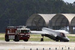 Tiêm kích tàng hình F-35A Mỹ bất ngờ gãy càng đáp, phi công kịp thoát hiểm