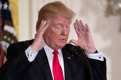 TT Trump đối mặt cùng lúc 3 cuộc khủng hoảng khi bầu cử sắp tới