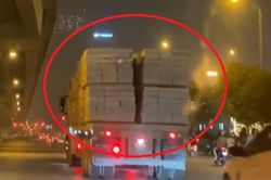 Container chở gạch xiêu vẹo, lắc lư 'làm xiếc' trên đường