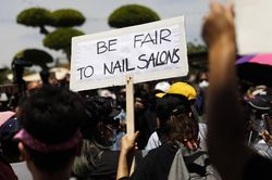 Chủ tiệm nail ở California biểu tình đòi mở cửa trở lại