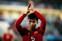 Cựu sao Barca gửi lời khuyên đến cầu thủ trẻ Việt Nam
