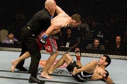 Bị đánh hội đồng và những lần trọng tài ăn đòn ở MMA