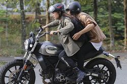 Minh Hằng lái xe đánh đấm cực chất trong web-drama 'Kẻ săn tin'