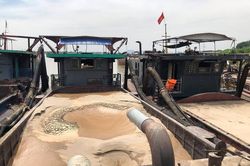 'Cát tặc' trên sông Hồng bị CSGT đường thủy bắt quả tang
