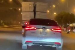 Clip: Xe container chở gạch 'làm xiếc' giữa đường quốc lộ