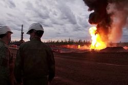 Video hiếm: Quân đội Nga bắn đạn pháo chống tăng vào giếng dầu Siberia...để dập hỏa hoạn