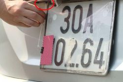 Phạt nhiều tài xế che biển số né cảnh sát trước cổng viện Bạch Mai