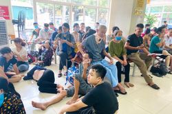 Người nhà bệnh nhân vạ vật ở hành lang bệnh viện tránh nắng nóng 40 độ