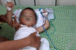 Bé 19 tháng tuổi hôn mê vì bị bỏ quên trong ô tô giữa trưa nắng chang chang