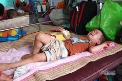 Trao hơn 45 triệu đồng cho bé Duy Khang bị bướu nguyên bào gan ác tính