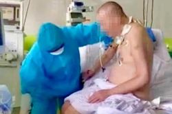 Video phi công Anh ngồi dậy, đung đưa chân
