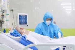 Bệnh nhân người Anh có thể ngồi dậy, Việt Nam không có ca nhiễm mới COVID-19