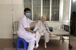 Cần Thơ: Phẫu thuật thay khớp háng thành công cho cụ bà 103 tuổi