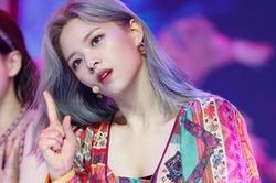 Jeongyeon (Twice) chia sẻ đang đối phó với chấn thương cổ ngay mùa comeback