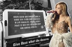 Fan BLACKPINK tiếp tục đặt xe đèn LED trước tòa nhà YG yêu cầu cho Rosé hát nhạc phim
