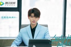 'Tiểu thư quạ đen và tiên sinh thằn lằn' của Nhậm Gia Luân tung poster trong hình tượng tổng tài, fans xuýt xoa: 'Cực kì hợp!'