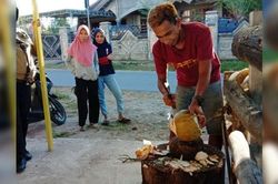 Bị liên đoàn bỏ rơi, nhiều ngôi sao bóng đá Indonesia ra đường bán hàng rong